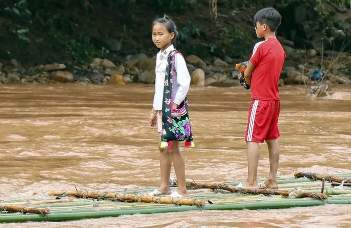 У пакеті через бурхливу річку - так сільські дітлахи добираються до школи (фото)