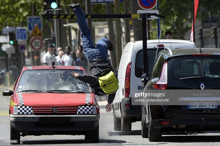 Як у Франції виховують пішоходів, щоб вони не переходили дорогу на червоне світло (фото)