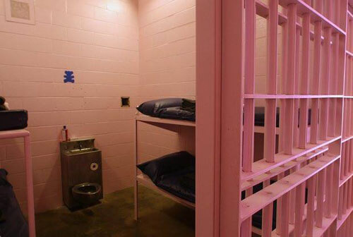 В'язням не сподобався заспокійливий рожевий колір камер