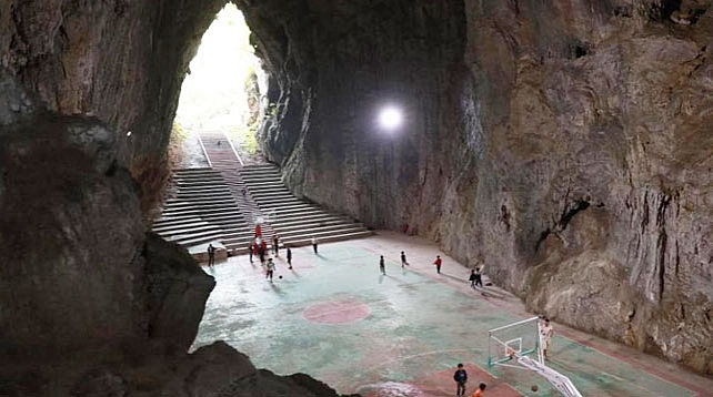 В Китаї всередині печери збудували баскетбольний майданчик