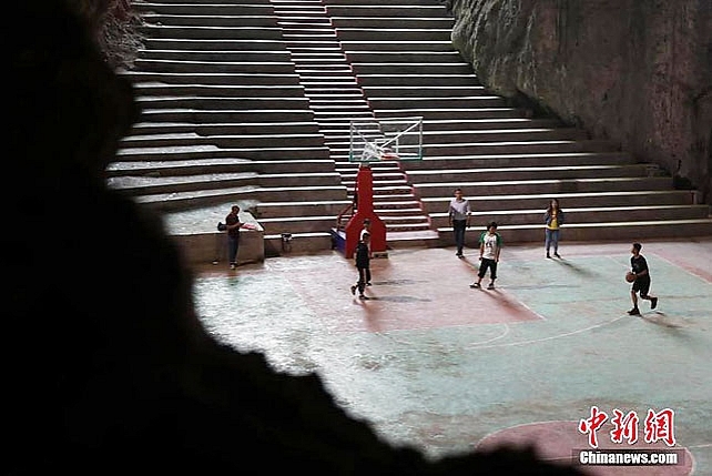 В Китаї всередині печери збудували баскетбольний майданчик