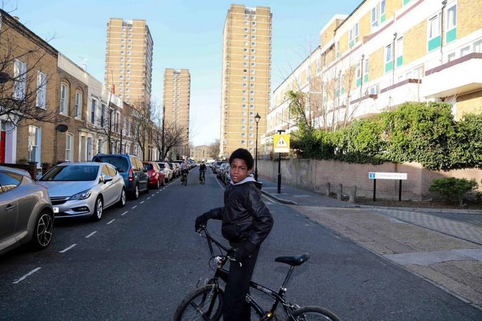 Все як у людей: звичайне життя в «панельках» на околиці Лондона (фото)