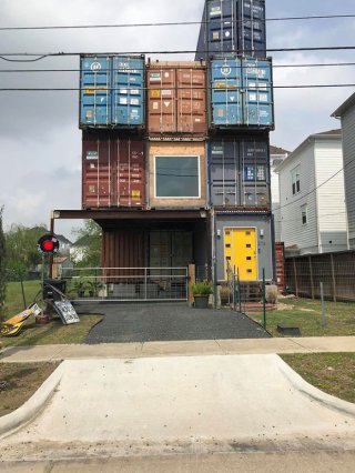 Американець побудував будинок своєї мрії з 11 вантажних контейнерів (фото)