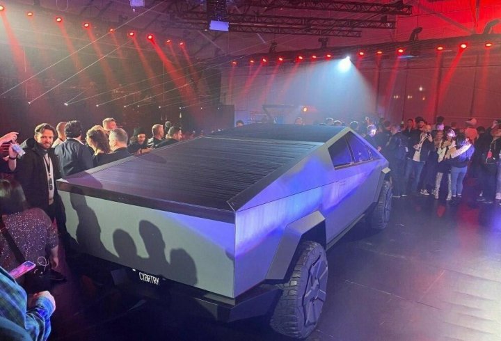 Ілон Маск представив Cybertruck - електричний пікап, схожий на брутальний бетмобіль (фото)