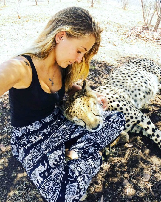 В Південній Африці дівчина все життя провела серед диких тварин (фото)