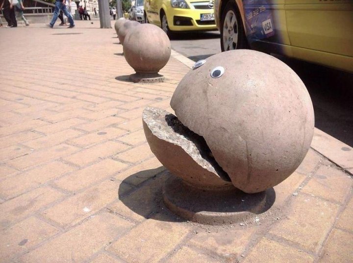 У Болгарії хтось додає очі випадковим об'єктам на вулиці (фото)