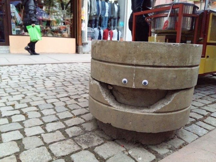У Болгарії хтось додає очі випадковим об'єктам на вулиці (фото)