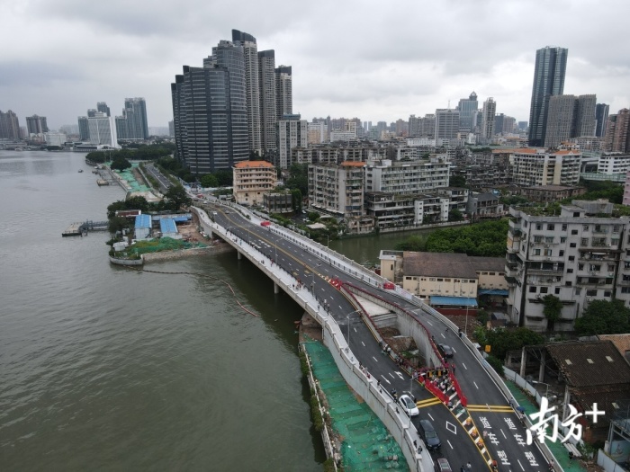 В Китаї побудували шосе навколо будинку, власниця якого через жадібність відмовилася з'їжджати звідти