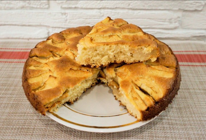 Італійський сільський яблучний пиріг