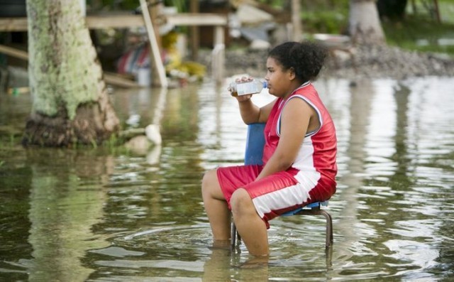 Як живуть люди в невеликій тихоокеанській країні Тувалу, яка рано чи пізно піде під воду (фото)