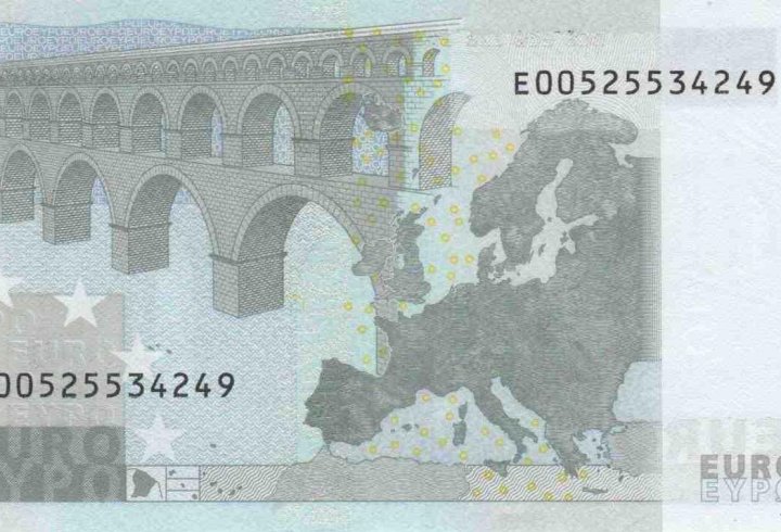 Які мости зображені на купюрах євро?