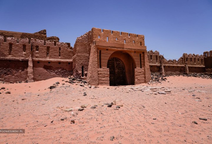 Фотограф знайшов в пустелі занедбаний «середньовічний палац» (фото)