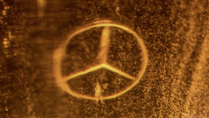 Mercedes-Benz G-Class втопили в 44,4 тоннах синтетичної смоли (фото)