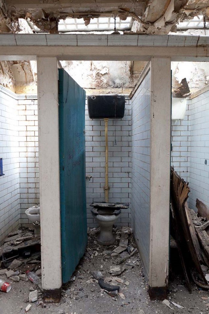 Жінка купила громадський туалет і перетворила його на квартиру мрії (фото)