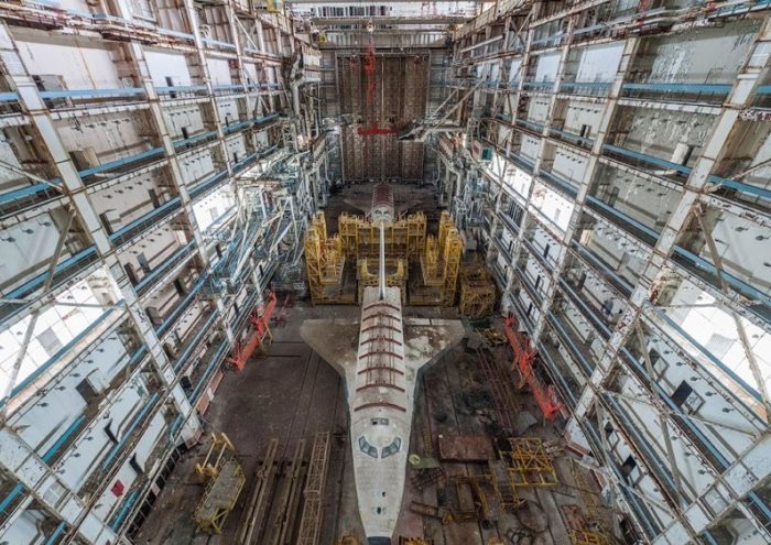 Фотограф проник на територію покинутого ангара з космічними кораблями в Казахстані
