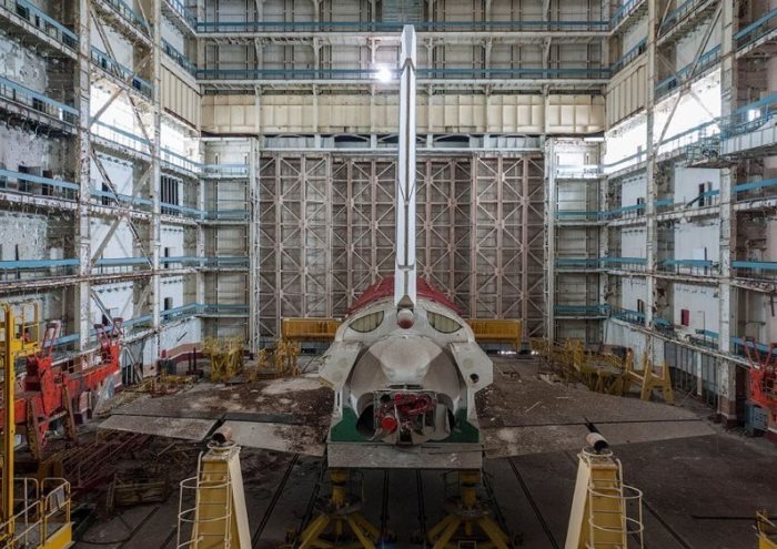 Фотограф проник на територію покинутого ангара з космічними кораблями в Казахстані