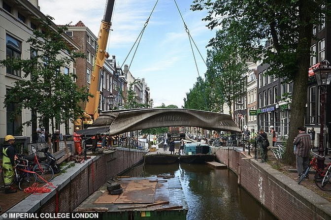 Сталевий міст, друкований на 3D-принтері встановлений в Амстердамі (фото)