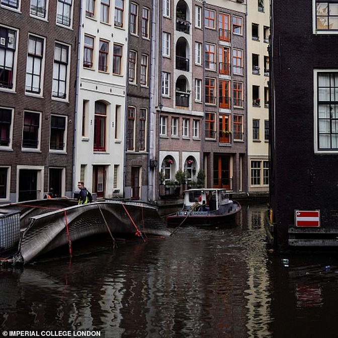Сталевий міст, друкований на 3D-принтері встановлений в Амстердамі (фото)