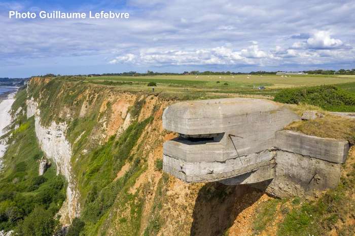 Бункер на обриві над морем у Франції (фото, відео)