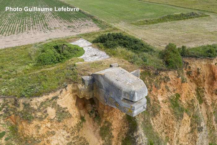 Бункер на обриві над морем у Франції (фото, відео)
