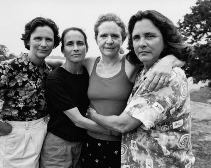 Все життя на фото. Фотограф знімав 4 сестер 45 років поспіль (фото)