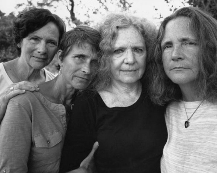 Все життя на фото. Фотограф знімав 4 сестер 45 років поспіль (фото)