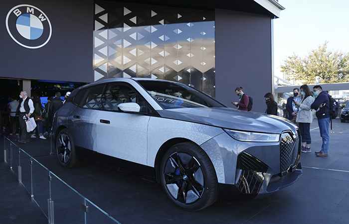 Компанія BMW представила електромобіль, здатний змінювати колір за бажанням власника (фото, відео)