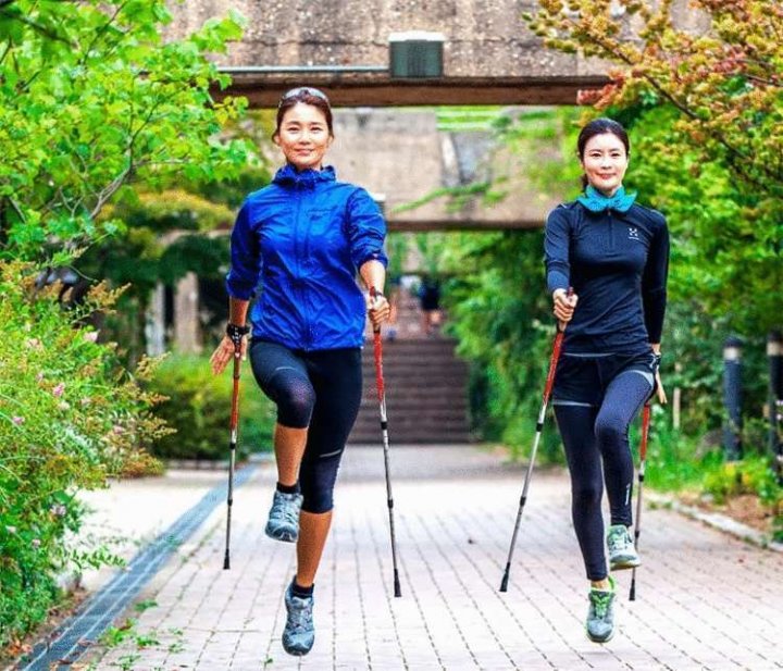 Скандинавська ходьба – модний фітнес: вдвічі ефективніший за біг, працює 90% м'язів