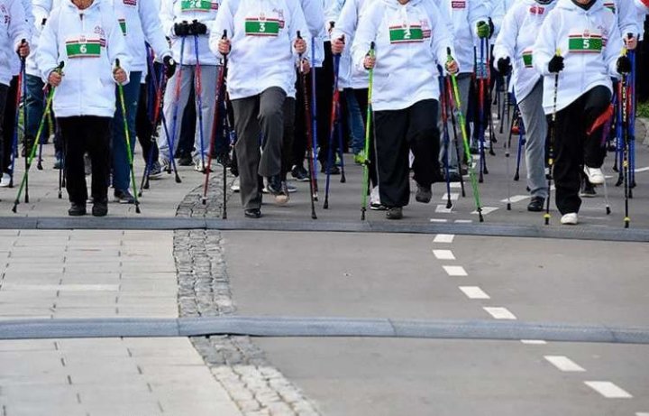 Скандинавська ходьба – модний фітнес: вдвічі ефективніший за біг, працює 90% м'язів