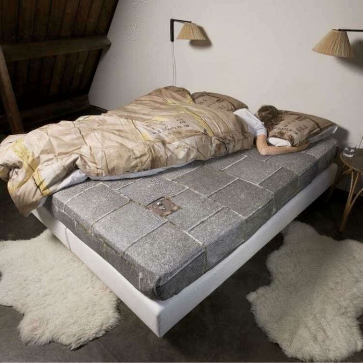 Компанія Ford створила ліжко для тих, хто постійно лізе на чужу половину (фото)