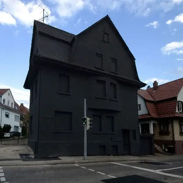 Дивний чорний будинок у центрі німецького міста (фото)